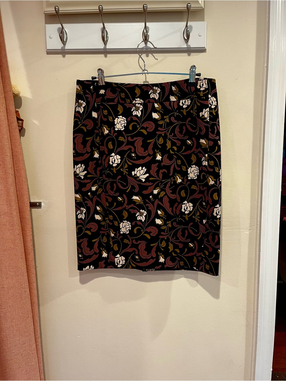LOFT dark floral pencil skirt, size 6